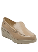 Mocasín de cuero beige claro para mujer, sofisticado y versátil para combinar con diferentes atuendos.