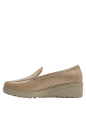 Mocasín femenino en charol beige, diseño clásico con detalles minimalistas y suela antideslizante.