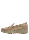 Mocasín femenino en charol beige, diseño clásico con detalles minimalistas y suela antideslizante.