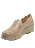 Elegante mocasín de cuero beige con suela de cuña para mayor comodidad y estilo casual-chic.