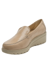 Elegante mocasín de cuero beige con suela de cuña para mayor comodidad y estilo casual-chic.