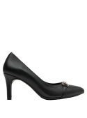 zapato de cuero negro con tacón para mujer, diseño clásico y detalle dorado que añade distinción