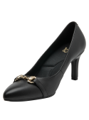 zapato de cuero negro para mujer con tacón elegante y detalle metálico dorado en la parte delantera