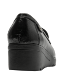 Mocasín negro de mujer en cuero brillante, estilo formal y clásico, ideal para eventos semi-formales.