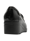 Mocasín negro de mujer en cuero brillante, estilo formal y clásico, ideal para eventos semi-formales.