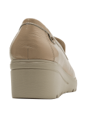 Mocasín de mujer en cuero beige brillante con hebilla decorativa, ideal para ocasiones semi-formales.
