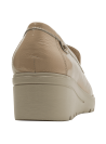 Mocasín de mujer en cuero beige brillante con hebilla decorativa, ideal para ocasiones semi-formales.