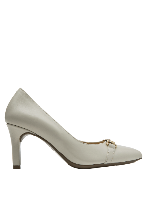 Zapato de mujer en cuero beige, sofisticado con aplique dorado, versátil para distintos eventos.