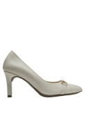 Zapato formal beige de cuero con ornamento dorado, combina elegancia y modernidad.