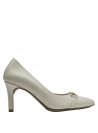 Zapato formal beige de cuero con ornamento dorado, combina elegancia y modernidad.