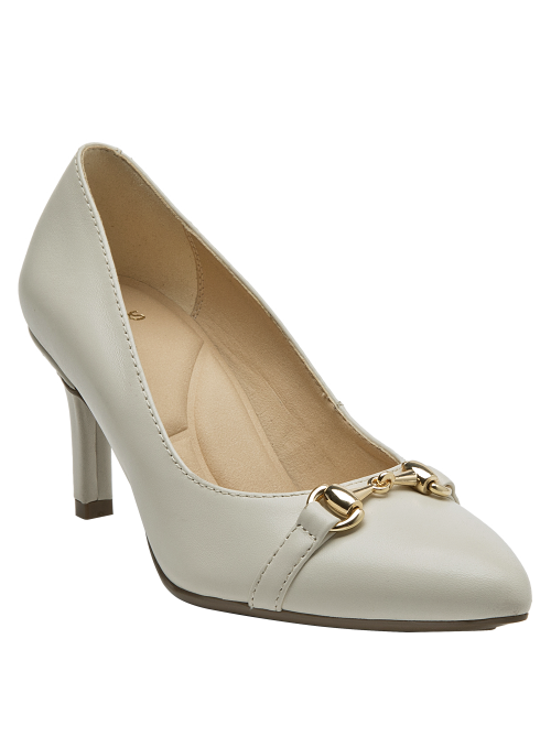 Zapato de mujer en cuero beige, sofisticado con aplique dorado, versátil para distintos eventos.