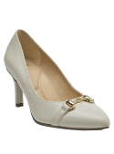 Zapato de mujer en cuero beige, sofisticado con aplique dorado, versátil para distintos eventos.