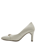 Zapato formal de cuero beige con punta fina y aplique dorado, estilo clásico contemporáneo.