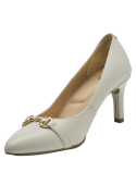 Zapato de mujer beige en cuero con aplique dorado, ideal para eventos formales.