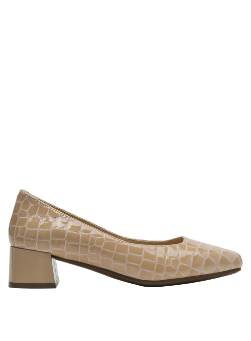 Zapato femenino de cuero beige, diseño minimalista y moderno, perfecto para oficina y reuniones elegantes.