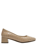 Calzado de cuero beige para mujer, estilo formal con taco medio, combina con trajes y vestidos midi.
