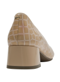 Elegante zapato de cuero beige, textura de cocodrilo, versátil para eventos formales y semi-formales.