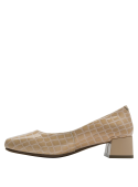 Calzado formal de cuero beige, estilo sofisticado para mujer, con taco medio cuadrado y acabado brillante.