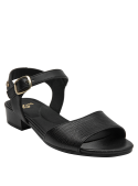 Cuero negro con textura grabada en sandalia formal para mujer, perfecta para eventos de día.