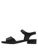 Elegante sandalia de cuero negro con tacón bajo, ideal para ocasiones semiformal y moda minimalista.
