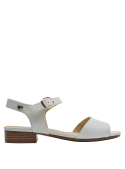 Taco bajo cuadrado en sandalia blanca de cuero, ideal para primavera y verano.