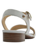 Calzado de cuero blanco para mujer con diseño minimalista y sofisticado.