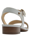 Calzado de cuero blanco para mujer con diseño minimalista y sofisticado.