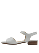 Sandalia formal de cuero blanco con correa ajustable y taco bajo cuadrado.