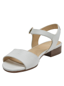Sandalia de mujer blanca de cuero con tira frontal acanalada y hebilla dorada elegante.