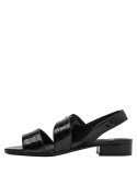 Sandalia elegante de cuero negro con correas cruzadas y hebilla decorativa.