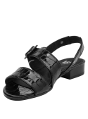 Sandalia negra de cuero con textura de cocodrilo, diseño formal para mujer.