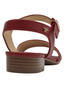 Sandalia roja de cuero para mujer con diseño elegante y textura acanalada.
