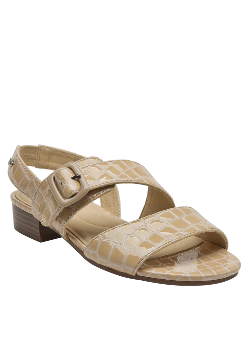 Vista del lado de la sandalia de cuero beige con suela a juego y hebilla ajustable.
