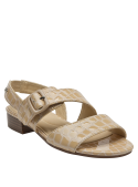 Vista del lado de la sandalia de cuero beige con suela a juego y hebilla ajustable.
