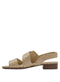 Sandalia de cuero beige con pequeño taco cuadrado imitación madera, diseño clásico y minimalista.