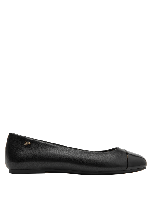 Ballerina de cuero negro con puntera brillante y aplique metálico, perfecta para ocasiones formales.