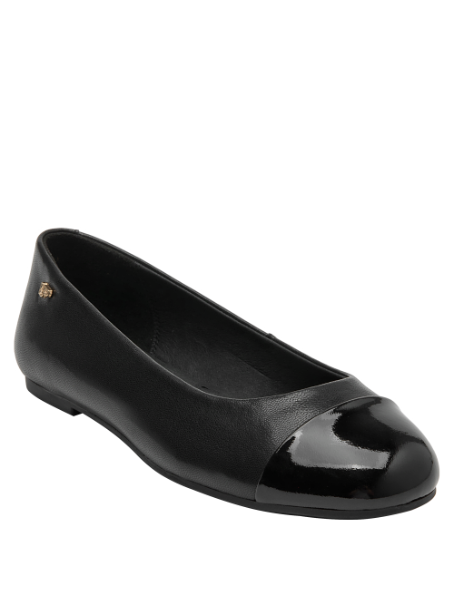 Ballerina de cuero negro con puntera brillante y aplique metálico, perfecta para ocasiones formales.