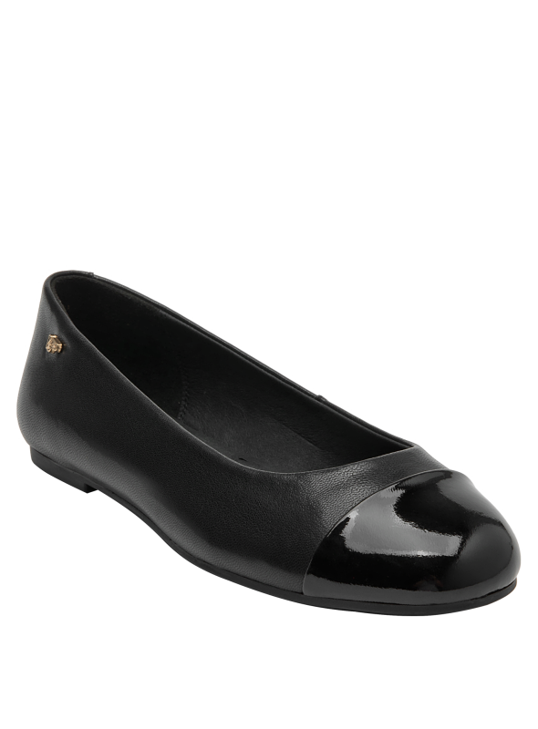 Ballerina de cuero negro con puntera brillante y aplique metálico, perfecta para ocasiones formales.