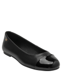 Ballerina de cuero negro con puntera brillante y aplique metálico, perfecta para ocasiones formales.
