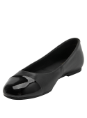 Elegante ballerina formal de cuero negro con textura suave y detalles brillantes.