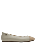 Ballerina formal de cuero beige claro, punta charol oscuro, estilo minimalista.