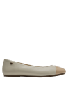 Ballerina formal de cuero beige claro, punta charol oscuro, estilo minimalista.