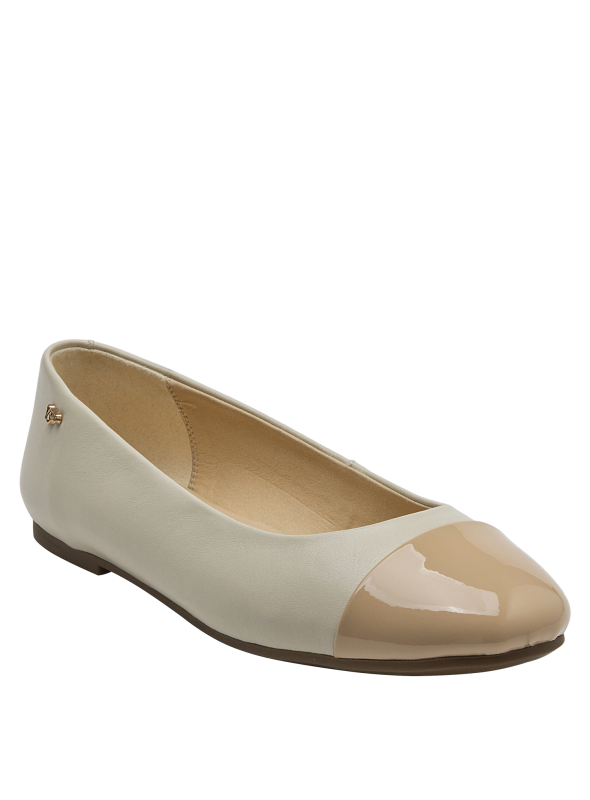 Ballerina de cuero beige con detalle lateral, diseño versátil y sofisticado.