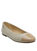 Ballerina de cuero beige con detalle lateral, diseño versátil y sofisticado.