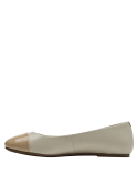 Detalle decorativo lateral en ballerina de cuero beige para mujer, estilo formal.