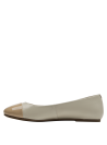 Detalle decorativo lateral en ballerina de cuero beige para mujer, estilo formal.