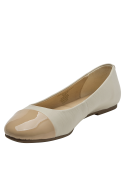 Ballerina de cuero beige claro con punta en charol oscuro, diseño minimalista y elegante.