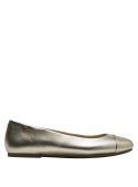 Zapato ballerina de cuero dorado, versátil para looks formales y casuales.