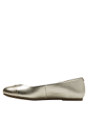 Ballerina dorada de mujer, cuero suave y diseño glamuroso para ocasiones formales.