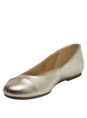Calzado formal de cuero dorado, estilo minimalista y sofisticado para mujer.